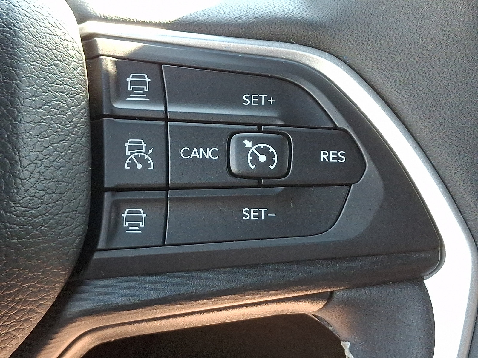 Used 2023 Jeep Grand Cherokee Altitude AWD/4WD image 23