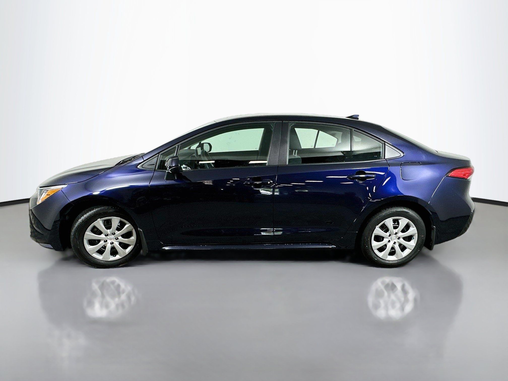 Used 2025 Toyota Corolla LE FWD image 4