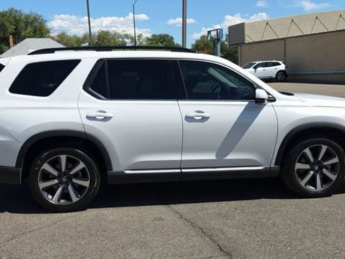 Used 2025 Honda Pilot Touring image 11