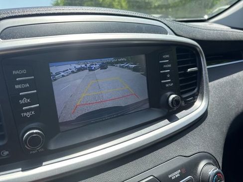 Used 2019 Kia Sorento FWD V6 image 12