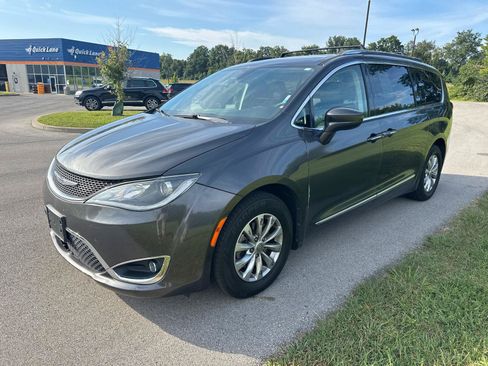 Used 2019 Chrysler Pacifica Touring-L FWD image 3