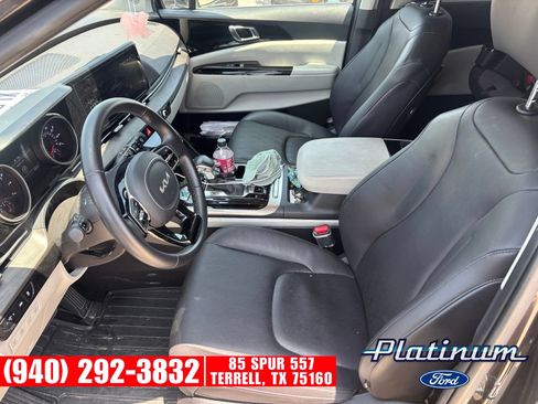 Used 2024 Kia Carnival EX FWD image 6
