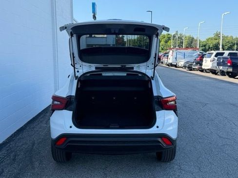 Used 2026 Chevrolet Trax LT w/ Midnight Edition FWD image 8