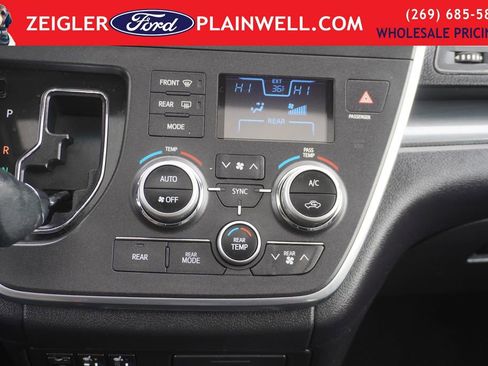 Used 2016 Toyota Sienna SE Premium image 25