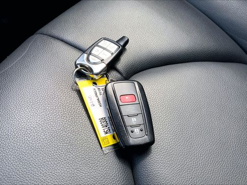 Used 2021 Toyota Highlander XLE AWD/4WD image 15