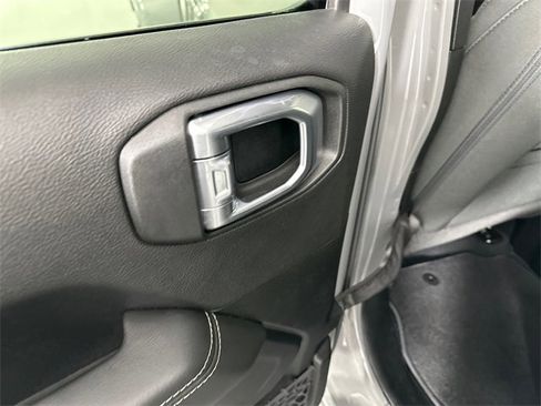 Certified 2020 Jeep Gladiator Overland w/ Cold Weather Group image 15