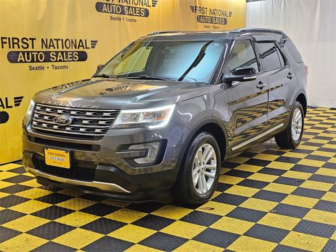Used 2017 Ford Explorer XLT w/ Equipment Group 202A image 7