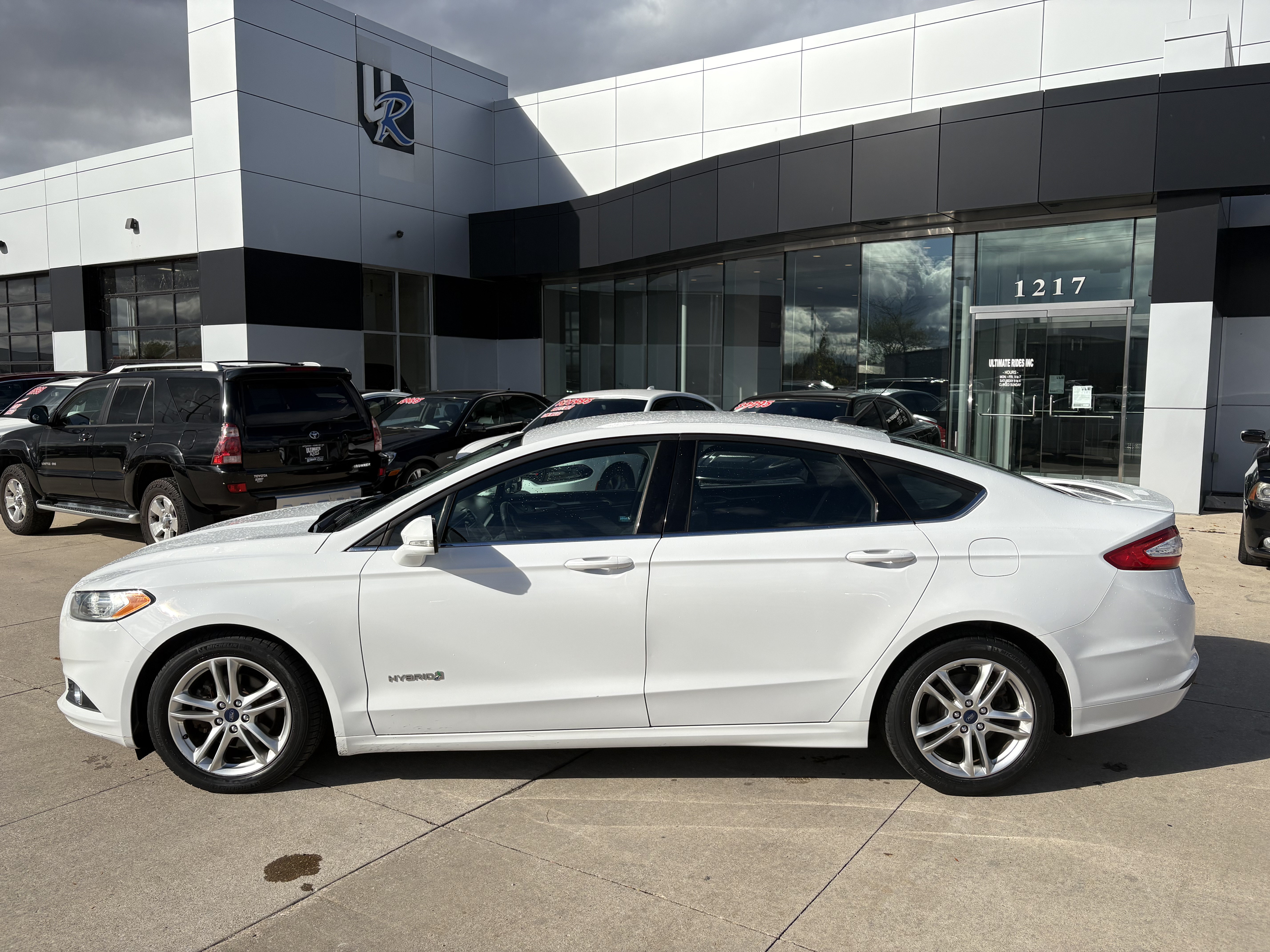 Used 2016 Ford Fusion SE w/ SE Cold Weather Package FWD image 5