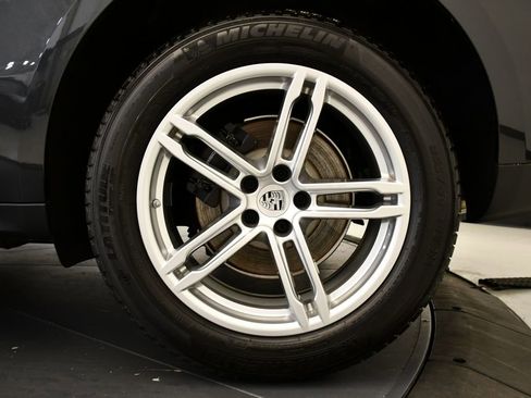 Certified 2025 Porsche Macan Turbo image 17