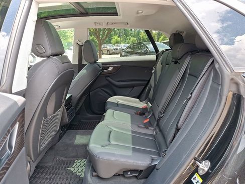 Used 2022 Audi Q8 Premium image 11