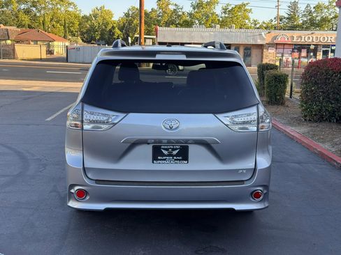Used 2017 Toyota Sienna SE FWD image 5