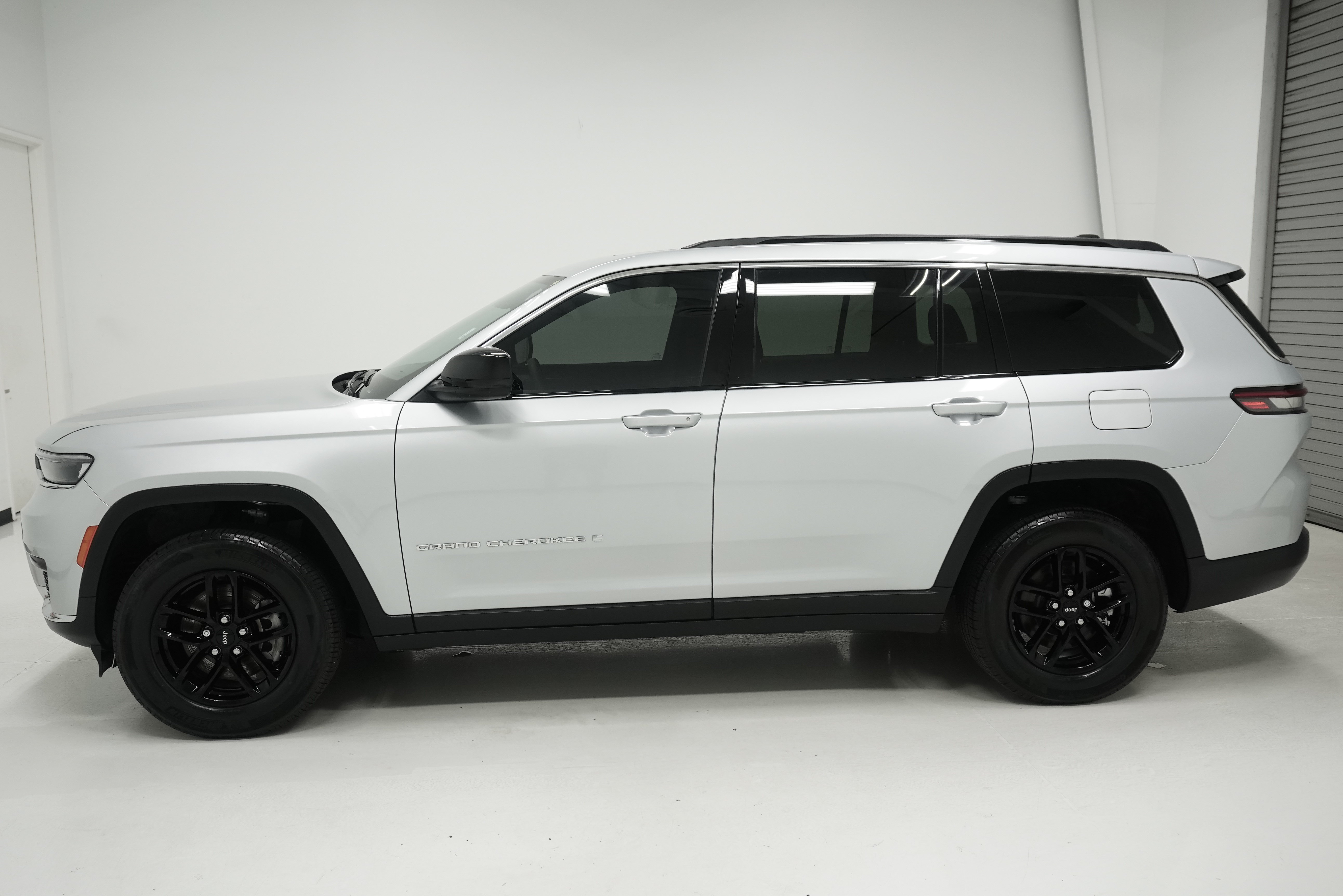 Used 2025 Jeep Grand Cherokee L Laredo w/ Trailer Tow Package RWD image 7
