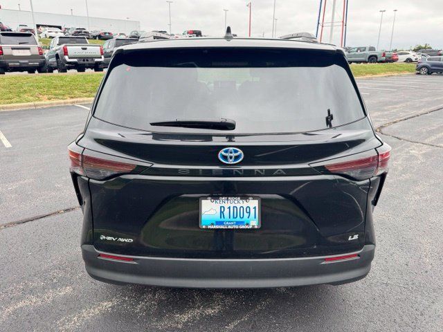 Certified 2025 Toyota Sienna LE w/ LE Plus Package AWD/4WD image 4