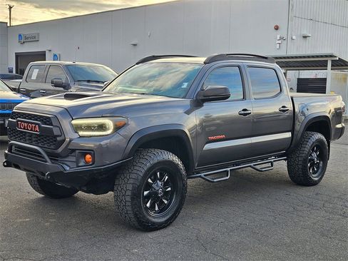 Used 2017 Toyota Tacoma image 3