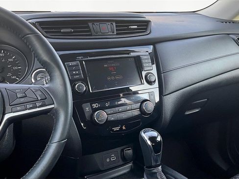 Used 2018 Nissan Rogue SV image 6