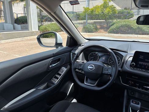 Used 2025 Nissan Rogue SV FWD image 36