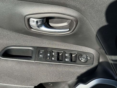 Used 2021 Jeep Renegade Latitude image 19