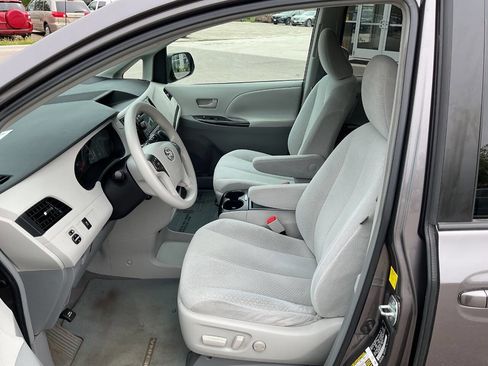 Used 2011 Toyota Sienna LE FWD image 13