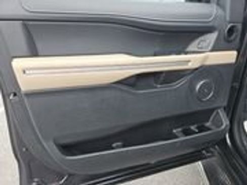 Used 2022 Ford Expedition Limited image 13