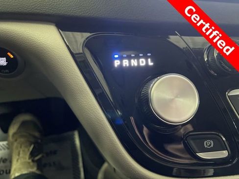 Certified 2024 Chrysler Pacifica Touring-L image 19