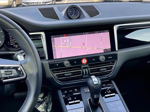 Used 2025 Porsche Macan image 8