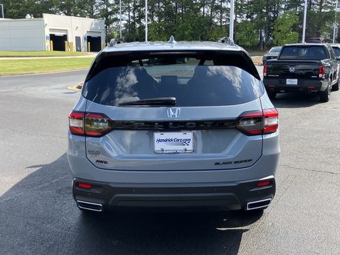 Certified 2025 Honda Pilot Black Edition image 9
