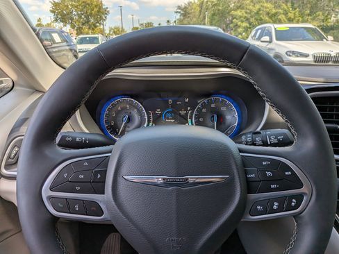 Used 2024 Chrysler Pacifica Touring-L FWD image 28