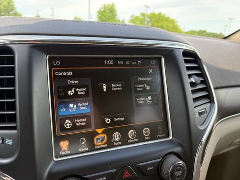 Used 2017 Jeep Grand Cherokee Overland AWD/4WD image 26