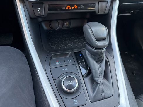 Used 2025 Toyota RAV4 XLE image 22