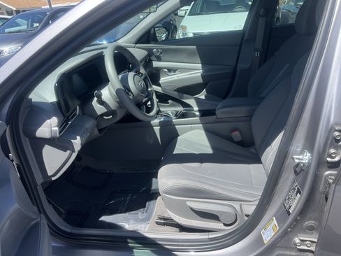 Used 2025 Hyundai Elantra Hybrid FWD image 11