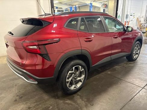 Used 2025 Chevrolet Trax LT FWD image 4