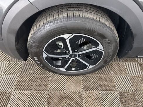 Certified 2025 Kia Niro EX image 29