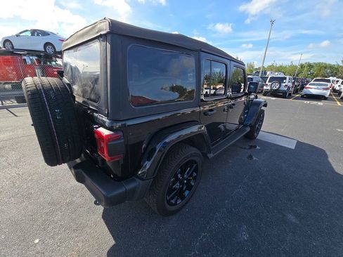 Used 2022 Jeep Wrangler Unlimited Sahara AWD/4WD image 2