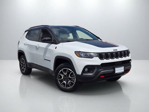 Used 2025 Jeep Compass Trailhawk AWD/4WD image 1
