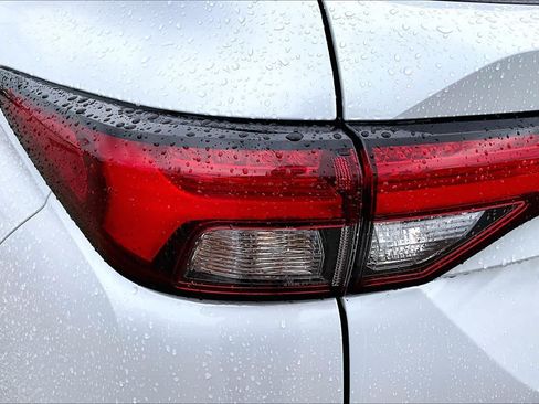 Used 2024 Mitsubishi Outlander SE Black Edition FWD image 28