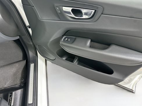 Used 2025 Volvo XC60 B5 Plus image 33