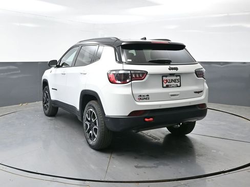 Used 2025 Jeep Compass Trailhawk AWD/4WD image 11
