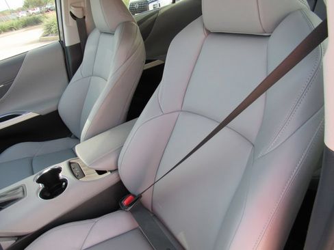 Used 2024 Toyota Venza XLE AWD/4WD image 16