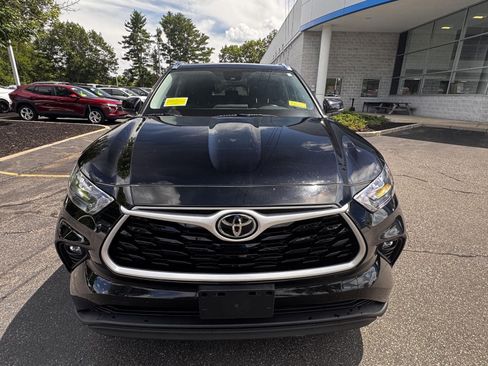 Used 2020 Toyota Highlander XLE AWD/4WD image 2
