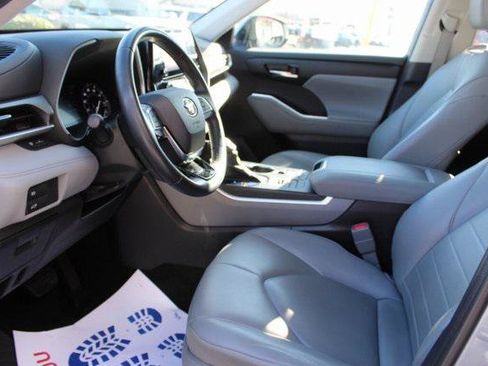 Certified 2021 Toyota Highlander XLE AWD/4WD image 7