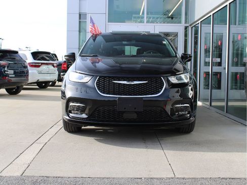 New 2026 Chrysler Pacifica Select image 2