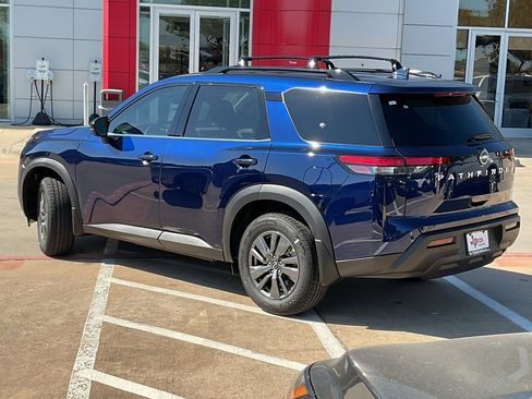 New 2025 Nissan Pathfinder SV image 7