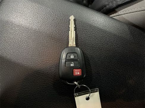 Used 2022 Toyota Tacoma SR5 w/ Technology Package image 31