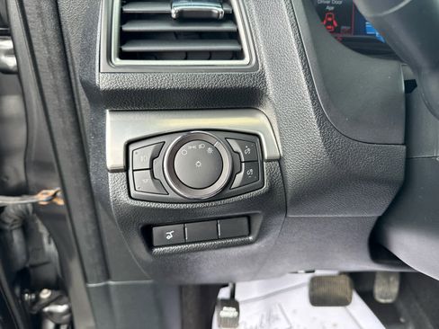 Used 2018 Ford Explorer XLT w/ Equipment Group 202A AWD/4WD image 14