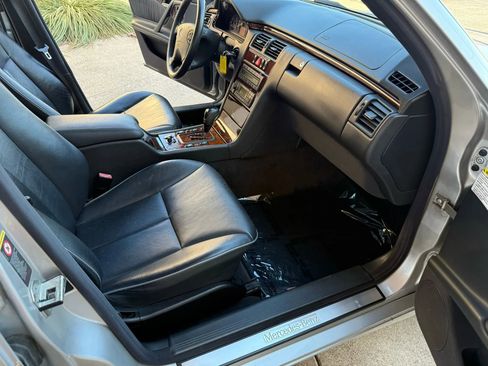 Used 2001 Mercedes-Benz E 320 Sedan image 19