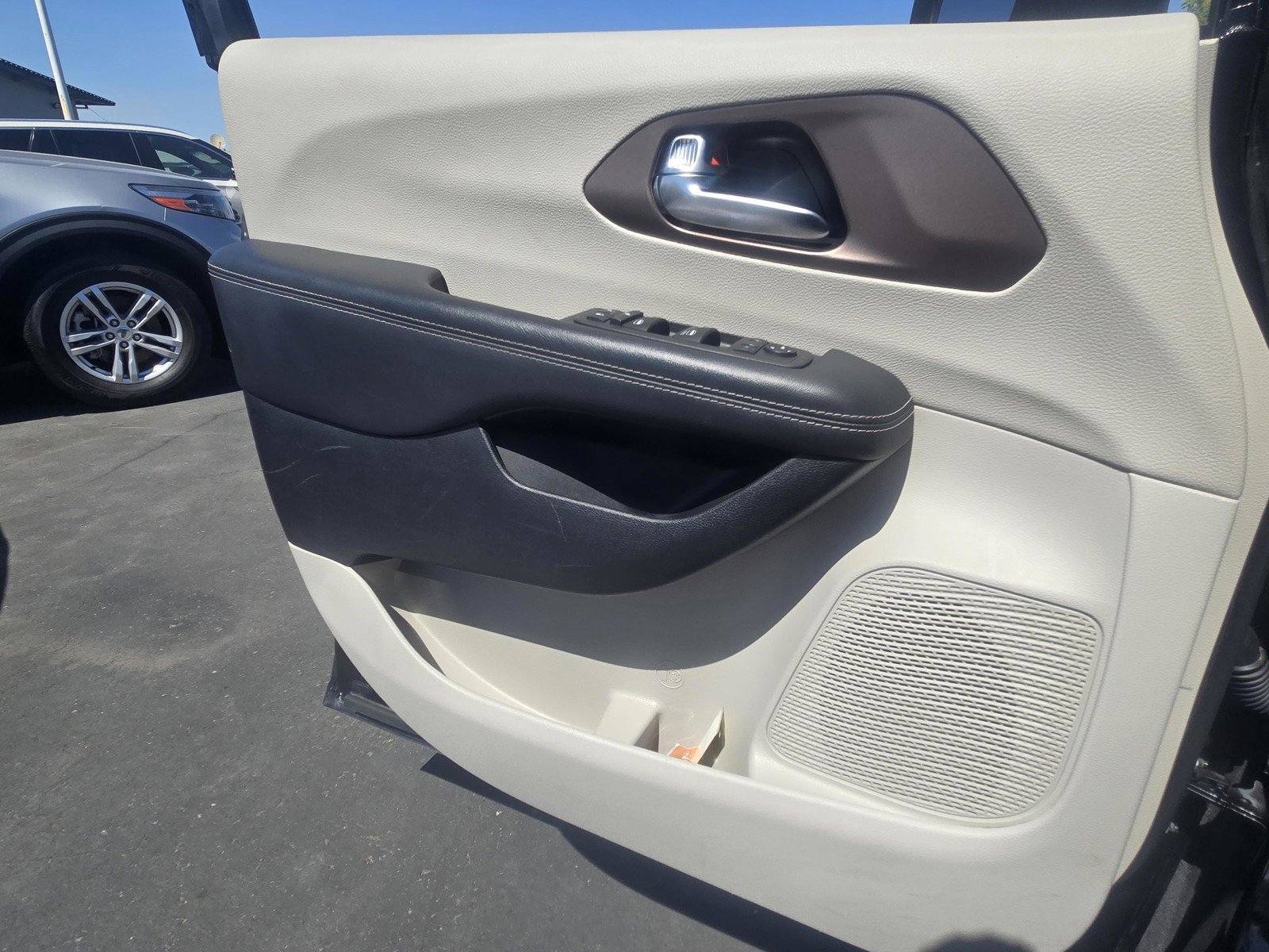 Used 2023 Chrysler Voyager LX FWD image 16