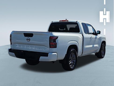 Used 2025 Nissan Frontier SV image 3