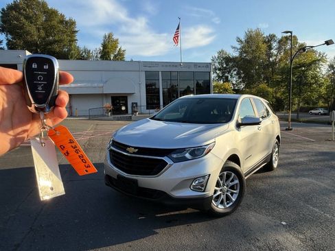 Used 2021 Chevrolet Equinox LT w/ Driver Convenience Package image 2