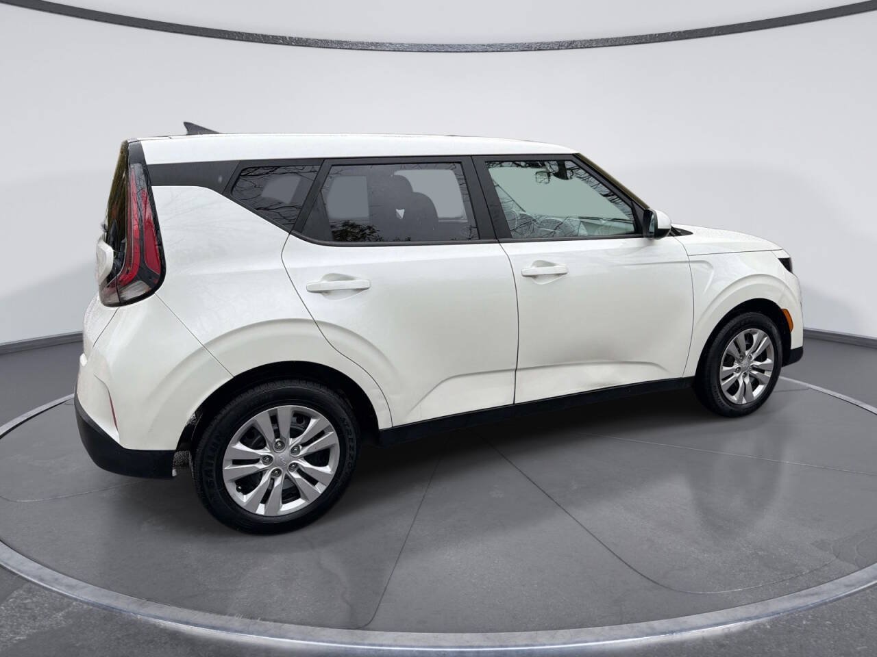 Used 2023 Kia Soul LX FWD image 4