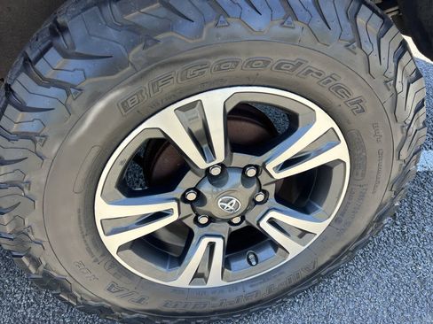 Used 2017 Toyota Tacoma TRD Sport AWD/4WD image 7